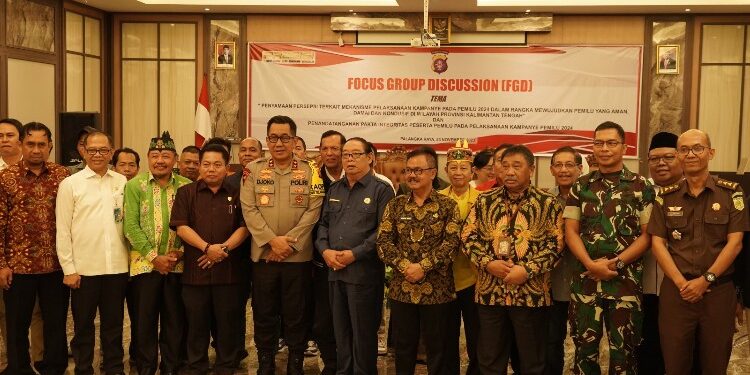 FOTO: MATAKALTENG - Plh Asisten Pemkesra Herson B Aden dan Kapolda Kalteng, Irjen Djoko Poerwanto, saat hadiri FGD Penyamaan Persepsi Terkait Kampanye Pemilu 2024.