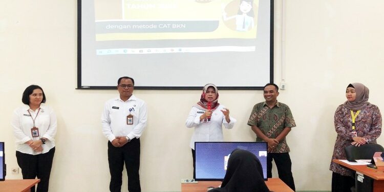 FOTO: MATAKALTENG - Kepala BKD Kalteng saat memberikan arahan kepada peserta seleksi.