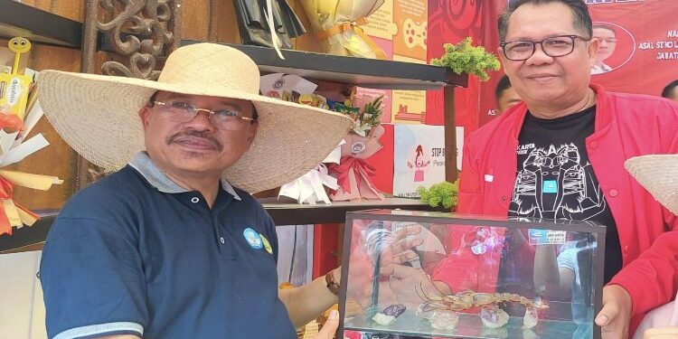FOTO: MATAKALTENG - Sekda Kalteng Nuryakin bersama Kepala Dislutkan Darliansjah mengunjungi Pameran Produk dan Gerai UMKM dalam rangkaian Pentas Prestasi Pelajar dan Guru se-Kalteng.