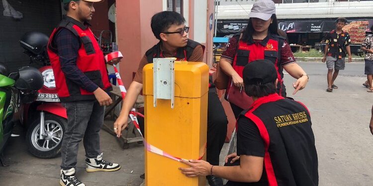 FOTO: IST/MATA KALTENG - Tim Kejaksaan Kotim saat menyegel tempat diduga terjadinya tindakan Korupsi. Juma,at 24 November 2023.