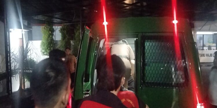 FOTO: AGUS/MATAKALTENG- Mobil tahanan Kejaksaan yang membawa tersangka Tipikor retribusi Parkir PPM.