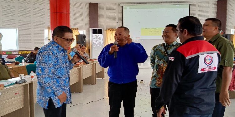 FOTO: DEVIANA/MATAKALTENG - Tawar menawar kenaikan UMK Kotim tahun 2024 oleh perwakilan dunia usaha dengan perwakilan serikat kerja, Kamis 23 November 2023.