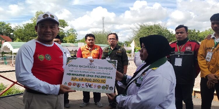 FOTO: AKH/MATAKALTENG - Sekda Sukamara saat menyerahkan bantuan donasi untuk masyarakat Palestina kepada Baznas.