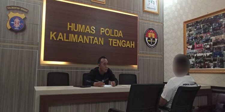 FOTO: RZL/MATAKALTENG - Pelaku pada saat dimediasi oleh Ketua Tim Virtual Police Bidhumas Polda Kalteng, Ipda H Shamsuddin.