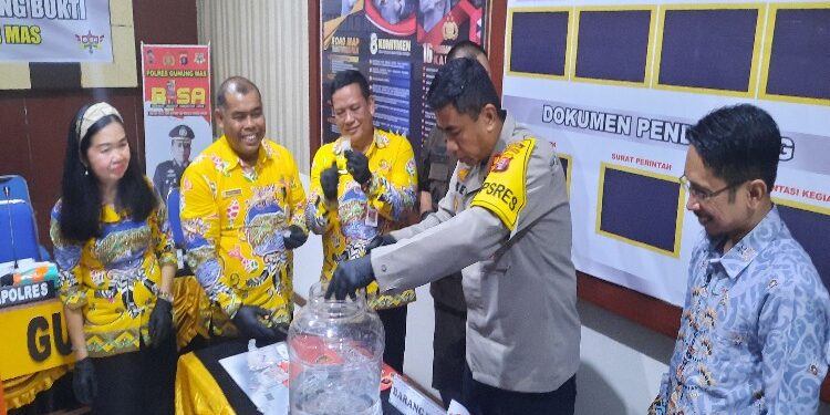 FOTO : HUMAS POLRES GUMAS/MATA KALTENG - Kapolres Gumas AKBP Asep Bangbang Saputra didampingi Staf Ahli Bupati Guanhin, Kasi Pidum Kejari Mosezs Sahat Raguna, Kasat Narkoba Iptu Aditya Arya Nugroho dan Sekretaris Dinas Kesehatan Hengki Panto, ketika memusnahkan sabu dengan dilarutkan ke dalam cairan pembersih, Kamis, 23 November 2023.