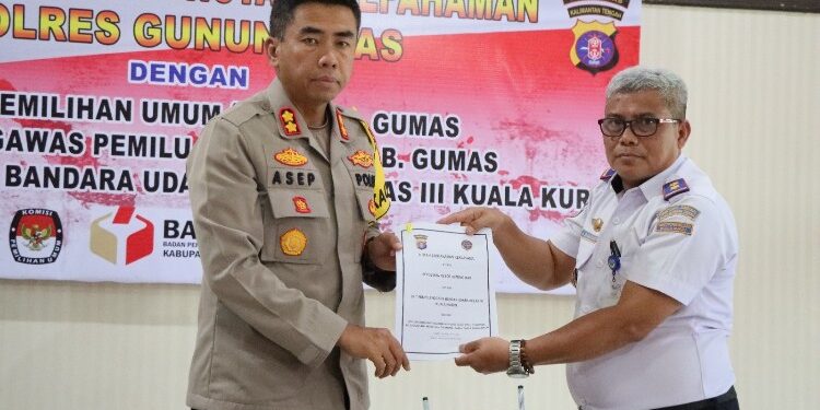 FOTO : HUMAS POLRES GUMAS/MATA KALTENG - Kapolres Gumas AKBP Asep Bangbang Saputra dan Kepala Kantor UPBU kelas III Kuala Kurun A. Darsono, menunjukkan nota kesepahaman yang ditandatangani, Selasa, 21 November 2023.