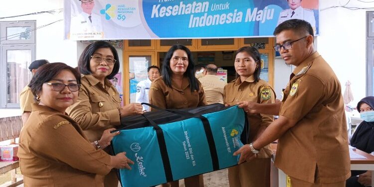 FOTO : DISKOMINFO SANTIK/MATA KALTENG - Wakil Bupati Gumas Efrensia LP Umbing menyerahkan bantuan alat antropometri kepada sejumlah puskesmas, belum lama ini.
