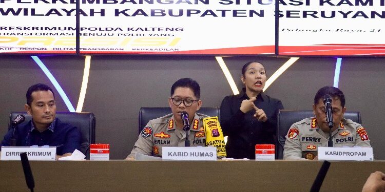 FOTO: RZL/MATAKALTENG - Kabid Humas Polda Kalteng, Kombes Pol Erlan Munaji (tengah), saat menggelar press release.