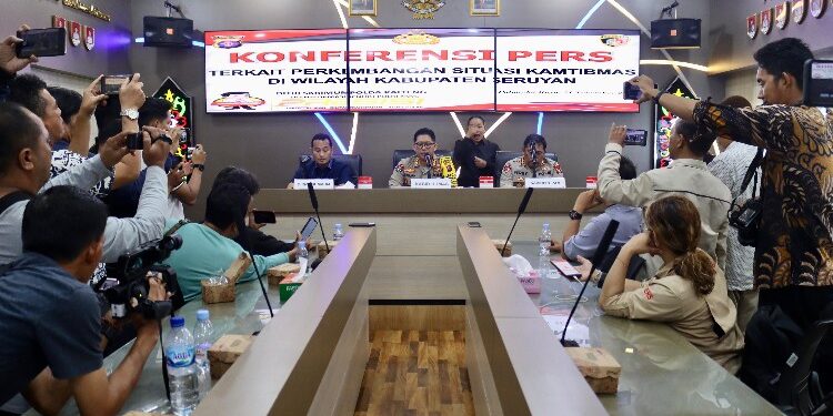 FOTO: RZL/MATAKALTENG - Kabid Humas Polda Kalteng, Kombes Pol Erlan Munaji (tengah), saat menggelar press release.