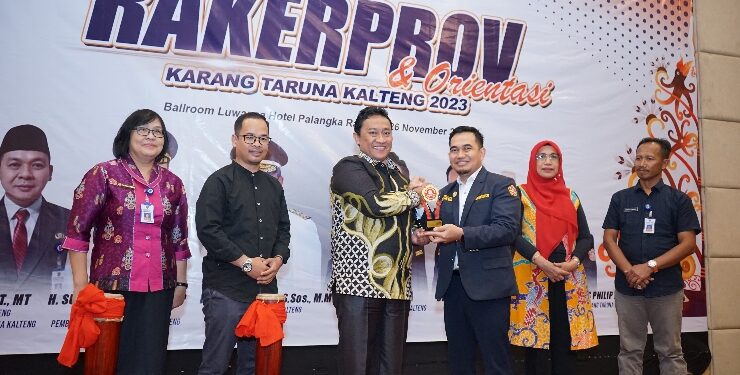 FOTO : OLIVIA/MATAKALTENG - Wakil Gubernur Edy Pratowo didampingi Ketua Karang Taruna Kalteng Chandra Ardinata saat Rapat Kerja Provinsi dan Orientasi Karang Taruna Kalteng 2023.
