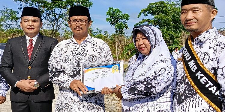 FOTO: DEVIANA/MATAKALTENG - Guru SDN 4 Ketapang saat menerima penghargaan di HUT ke78 PGRI dan HGN, Sabtu 25 November 2023.