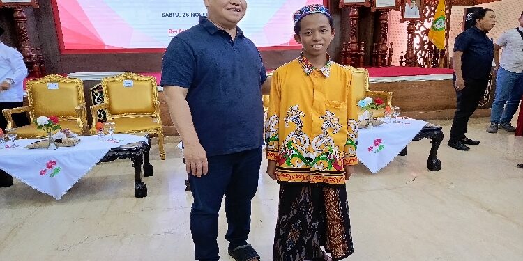 FOTO : DEVIANA/MATAKALTENG - Bupati Kptim Halikinnor bersama Ahmad Mursyadi remaja hafal 30 Juz Alquran, Sabtu 25 November 2023.