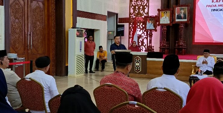 FOTO : DEVIANA/MATAKALTENG - Bupati Kotim Halikinnor saat menyambut kafilah di rumah jabatannya, Sabtu 25 November 2023.