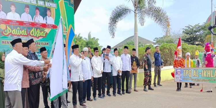 FOTO: MATAKALTENG - Wakil Ketua II DPRD Murung Raya (Mura), Rahmanto Muhidin turut menghadiri kegiatan pembukaan serta pelepasan peserta pawai akbar.