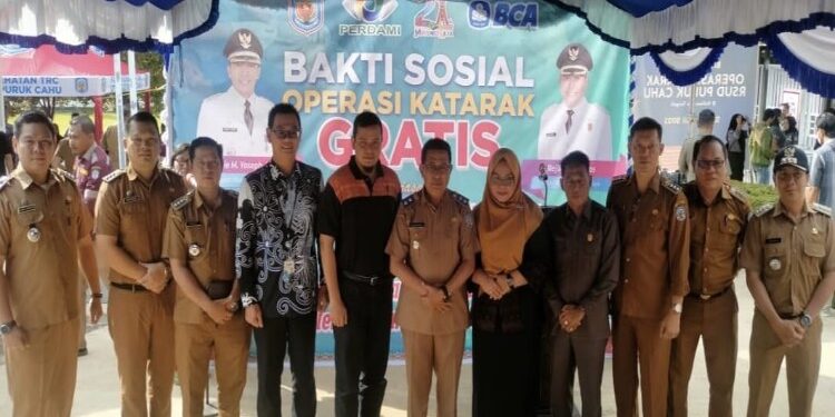 FOTO: MATAKALTENG - Anggota DPRD Murung Raya (Mura), Heriyus M Yoseph menghadiri kegiatan operasi katarak gratis.