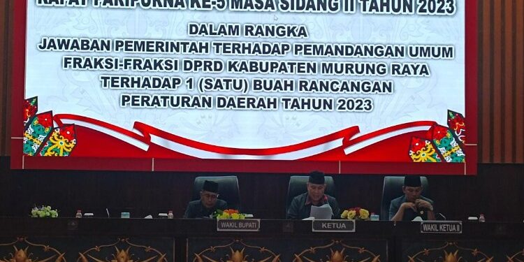FOTO: MATAKALTENG - Pemandangan umum yang telah disampaikan fraksi-fraksi DPRD terkait I (satu) buah Rancangan Peraturan Daerah (Raperda) pada rapat Paripurna ke – 5 masa sidang II tahun 2023 di Gedung DPRD Murung Raya, Jumat (28/7/2023) malam.