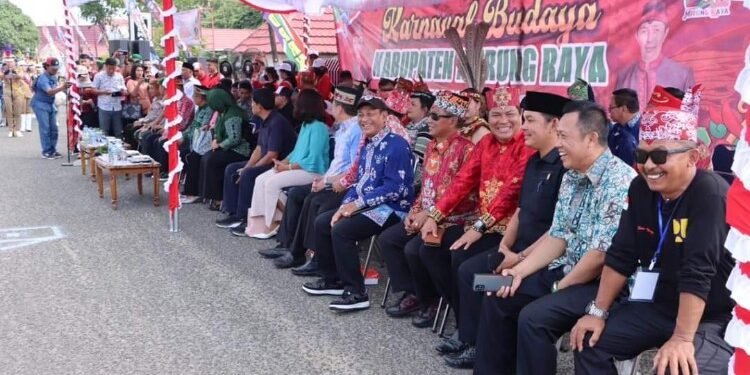 FOTO: MATAKALTENG - Jajaran DPRD Mura, pada saat menghadiri pawai festival budaya.