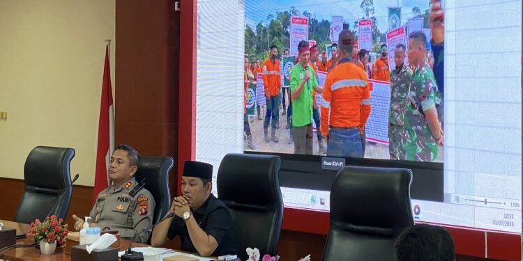 FOTO: MATAKALTENG - Wakil Ketua II DPRD Mura, Rahmanto Muhidin, bersama Kapolres Mura, pada saat meminpin rapat dengan karyawan PT HPU.