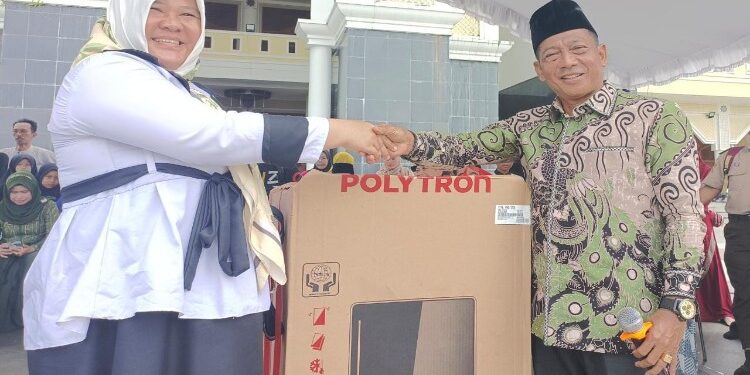 FOTO: MATAKALTENG - Penyerahan hadiah doorprize kulkas.