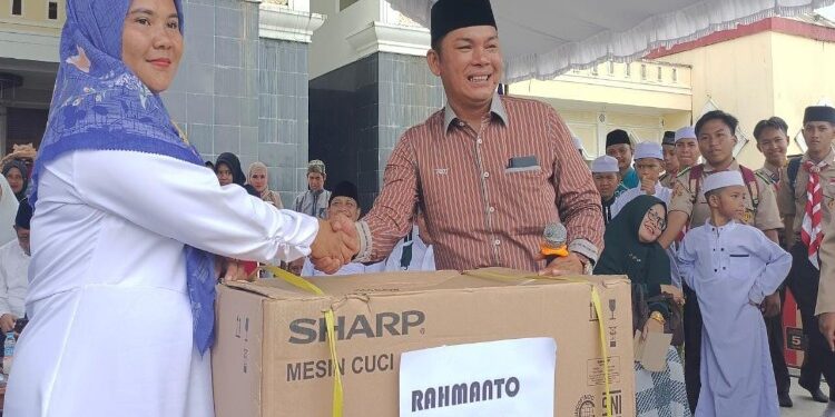 FOTO: MATAKALTENG - Penyerahan doorprize hadiah mesin cuci.
