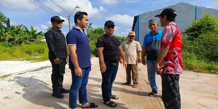 FOTO: DEVIANA/MATAKALTENG - Bupati Kotim Halikinnor dan rombongan saat meninjau Jalan SPG, Jumat 24 November 2023.
