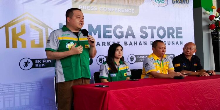 FOTO : DEVIANA/MATAKALTENG - Manajemen KJ Mega Store saat konferensi pers, Jumat 24 November 2023.