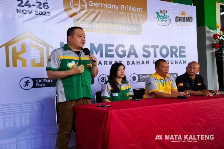 FOTO : DEVIANA/MATAKALTENG - Manajemen KJ Mega Store saat konferensi pers, Jumat 24 November 2023.