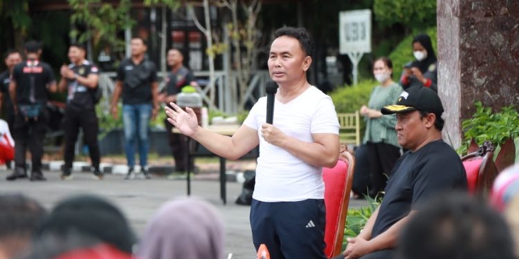 FOTO: IST/MATAKALTENG - Gubernur Kalteng, H. Sugianto Sabran berikan arahan disela kegiatan jalan sehat di Palangka Raya.