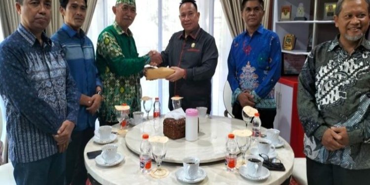 FOTO: MATAKALTENG - Penyerahan dana pembangunan masjid.