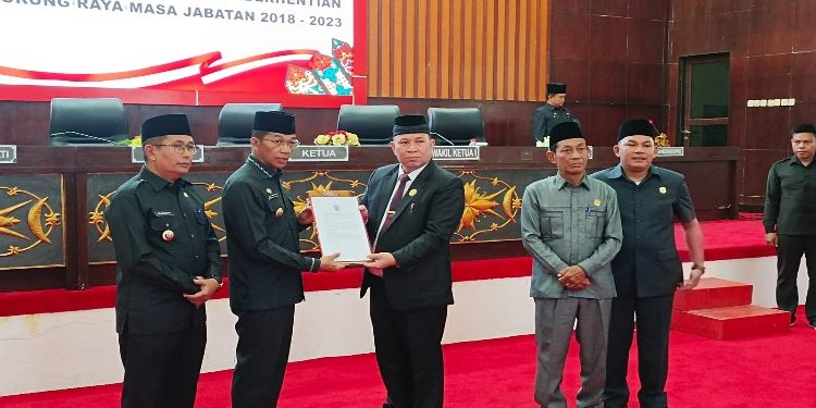 FOTO: MATAKALTENG - Foto bersama usai menggelar rapat paripurna.