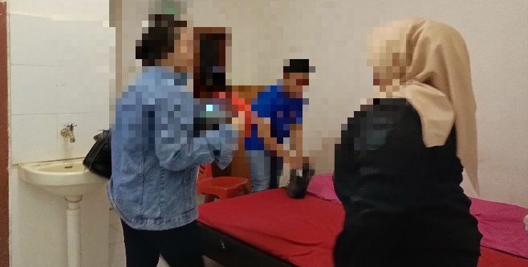 FOTO : DEVIANA/MATAKALTENG- Pasangan bukan suami istri saat terjaring razia, Sabtu 25 November 2023 malam.