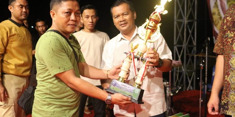 FOTO : AND/MKT - Staf Ahli Bupati, Edy P Casmani saat menyerahkan hadiah kepada salah satu cabor turnamen Bupati Cup 2023. Sabtu, 25 November 2023 bertempat dihalaman Stadion HM Sanusi.