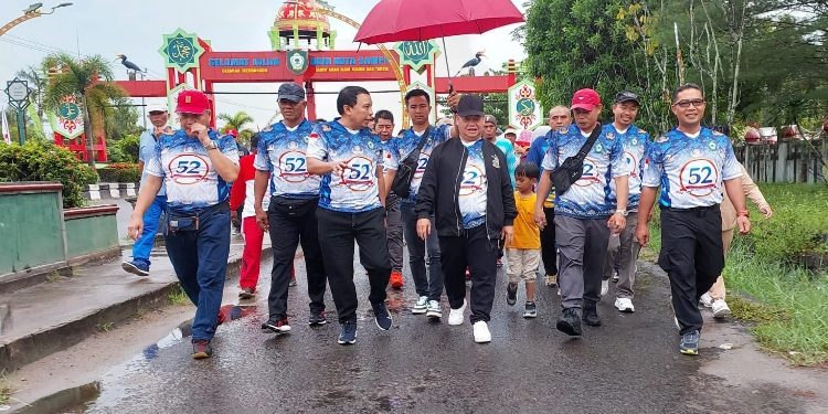 FOTO : DEVIANA/MATAKALTENG - Bupati Kotim dan Kepala SPOD saat mengikuti jalan sehat dalam rangka memperingati HUT ke-52 Korpri, Minggu 26 November 2023.