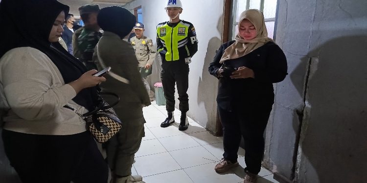 FOTO: DEVIANA/MATAKALTENG - Pelaksanaan razia pekat oleh tim gabungan yang dipimpin oleh Wakil Bupati Kotim Irawati, Sabtu 25 November 2023.