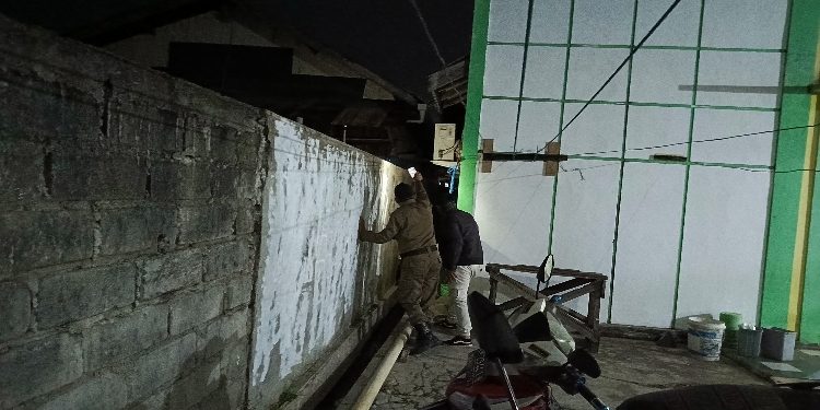 FOTO: DEVIANA/MATAKALTENG - Petugas saat akan mengamankan penghuni hotel, namun keburu kabur.