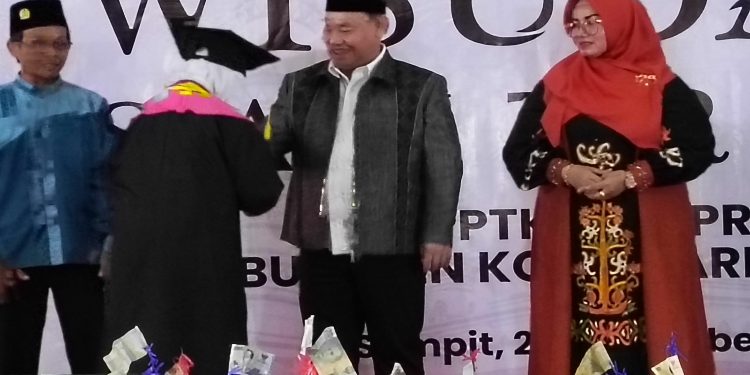 FOTO: DEVIANA/MATAKALTENG - Bupati Kotim Halikinnor dan wakilnya Irawati saat mewisuda santri, Minggu 26 November 2023.