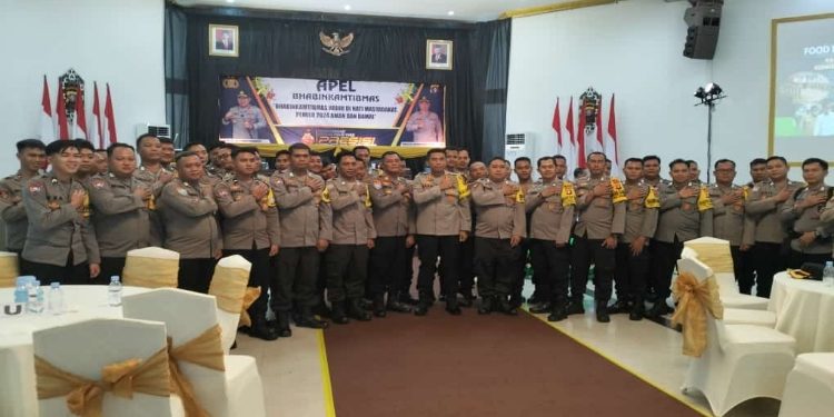 FOTO : HUMAS POLRES GUMAS/MATA KALTENG - Kapolres Gumas AKBP Asep Bangbang Saputra bersama puluhan bhabinkamtibmas, pada kegiatan apel di Mapolda Kalteng, pekan lalu.