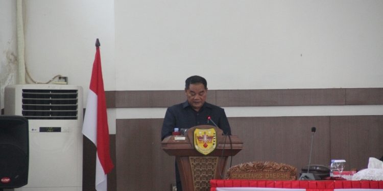 FOTO : DPRD GUMAS/MATA KALTENG - Juru Bicara Banggar DPRD Kabupaten Gumas Untung Jaya Bangas, saat menyampaikan catatan sebagai rekomendasi ke perangkat daerah untuk diperhatikan di tahun 2024, pada rapat paripurna DPRD setempat, pekan lalu.