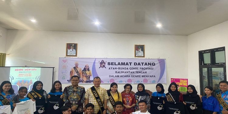 FOTO : DISKOMINFO SANTIK/MATA KALTENG - Bupati Gumas yang juga Ayah Genre Kalteng, Jaya S Monong bersama Ketua TP-PKK yang juga Bunda Genre Provinsi Kalteng Mimie Mariatie Jaya S Monong, ketika menghadiri kegiatan genre menyapa, pekan lalu.