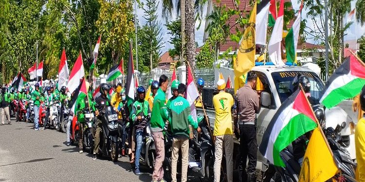 FOTO: RZL/MATAKALTENG - DPC Laung Kuning bersama Organisasi Masyarakat Portal dan TRC saat menggelar konvoi solidaritas dukung Palestina.