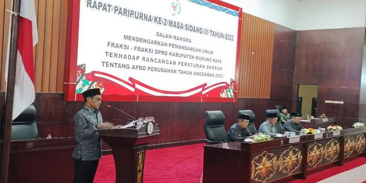 FOTO: MATAKALTENG - Jajaran Fraksi DPRD Mura, saat menyampaikan pemandangan umum Raperda APBD.