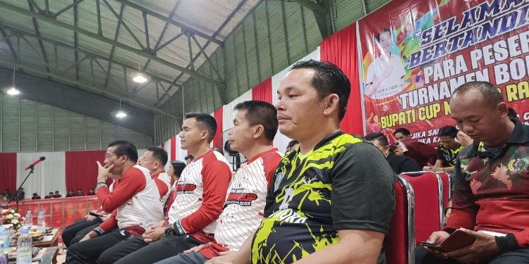 FOTO: MATAKALTENG - WaKil Ketua II DPRD Murung Raya (Mura), Rahmanto Muhidin turut menghadiri pembukaan turnamen kejuaraan bola voli Bupati Cup tahun 2023 yang dipusatkan di GOR Tana Malai Tolung Lingu (TMTL) Puruk Cahu, Selasa (5/09/2023) malam.