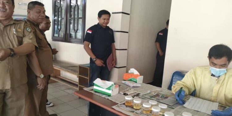FOTO: DISDIK/MATA KALTENG - Tes urine seluruh pegawai Disdik Kotim, 27 November 2023.