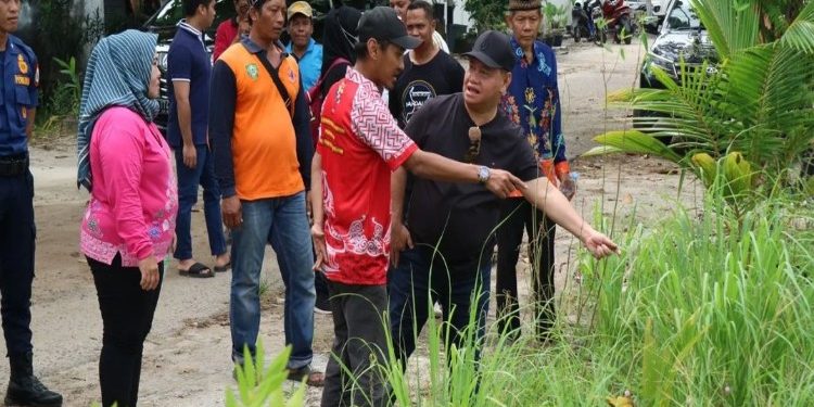 FOTO: IST/MATAKALTENG - Bupati Kotim Halikinnor bersama tim saat meninjau Jalan Bengkirai, belum lama ini.