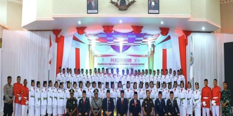 FOTO: MATAKALTENG - Ketua DPRD Murung Raya (Mura), Doni, menghadiri pengukuhan 58 Pasukan Pengibar Bendera Pusaka (Paskibraka) oleh Bupati Mura, Perdie M Yoseph yang berlangsung di Gedung Pertemuan Umum (GPU) Tira Tangka Balang, Rabu (16/8/2023).