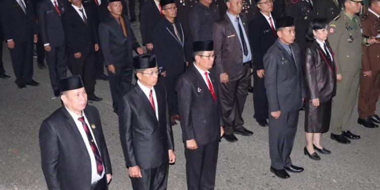 FOTO: MATAKALTENG - jajaran Forkopimda Murung Raya (Mura) mengikuti upacara kehormatan dan renungan suci Rabu (16/8/2023) malam yang dimulai tepat pukul 00.00 WIB, di Taman Makam Pahlawan (TMP) Puruk Cahu.