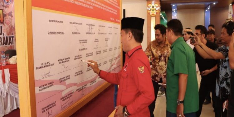 FOTO: MATAKALTENG - Anggota DPRD Murung Raya (Mura), Rumiadi, pada saat melakukan penandatanganan deklarasi pemilu damai.
