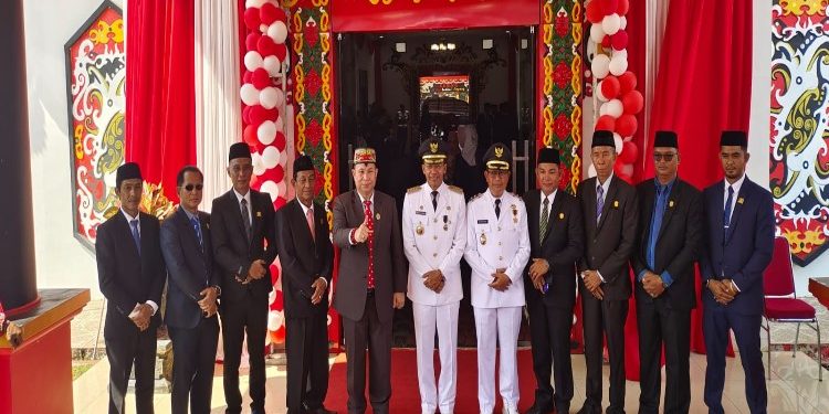 FOTO: MATAKALTENG - Pimpinan dan Anggota DPRD Mura turut terlihat menghadiri upacara pengibaran bendera Merah Putih dalam rangka Peringatan HUT Ke-78 RI tingkat Kabupaten Murung Raya, di halaman kantor bupati (17/08/2023).