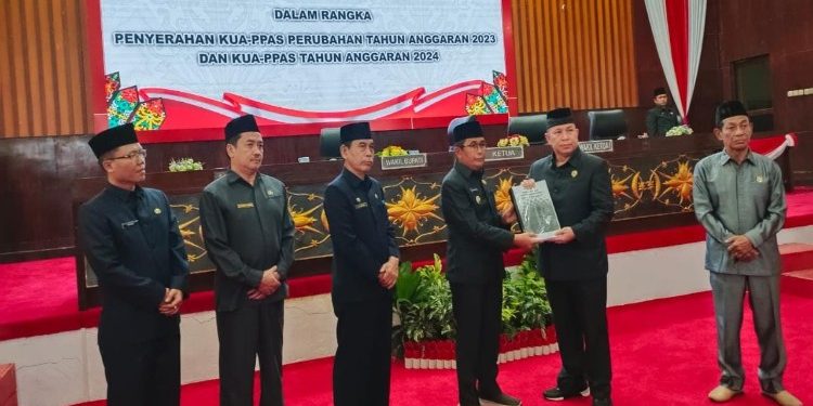FOTO: MATAKALTENG - Penyerahan KUA-PPAS 2023 dan KUA PPAS APBD tahun 2024 melalui Rapat paripurna ke 7 masa sidang III di Gedung Dewan Jumat siang (18/08) dipimpin ketua DPRD Mura Doni didampingi wakil ketua (Waket) I Likon.