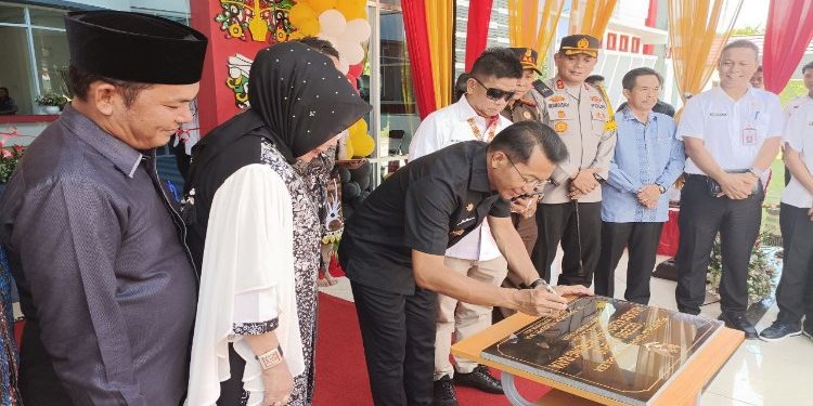 FOTO: MATAKALTENG - Wakil Ketua II  DPRD Murung Raya (Mura), Rahmato Muhidin turut menghadiri langsung peresmian Gedung Akedemi Kebidanan (Akbid) di Murung Raya yang berlangsung di Jalan Bhayangkara, Desa Danau Usung, Kecamatan Murung, Rabu (13/9/2023).